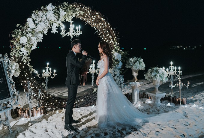 Nhiều năm chung sống nhưng chưa đám cưới, Ưng Hoàng Phúc bất ngờ cầu hôn bà xã trên biển