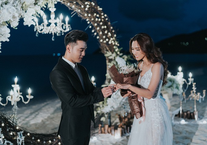 Nhiều năm chung sống nhưng chưa đám cưới, Ưng Hoàng Phúc bất ngờ cầu hôn bà xã trên biển