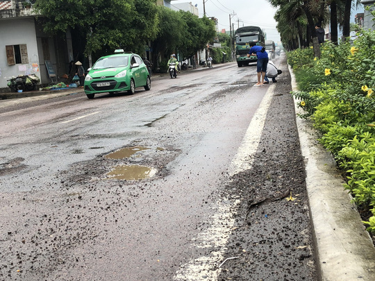 Bộ trưởng Bộ GTVT: Đóng cửa trạm thu phí nếu để đường hư hỏng