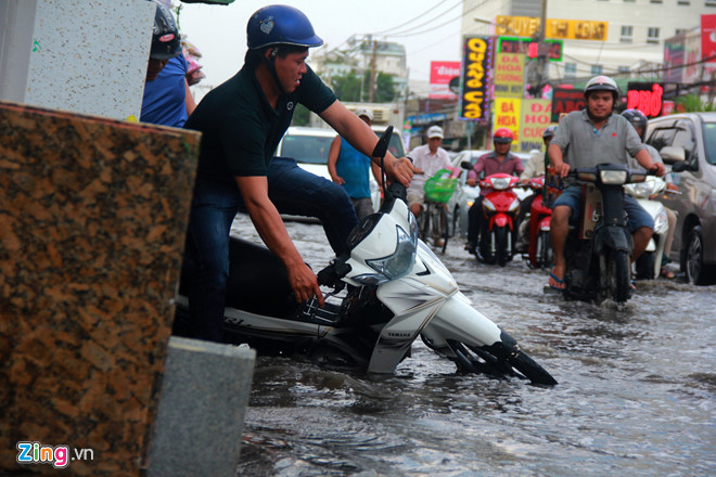 Đỉnh triều cường ở Sài Gòn vượt mức báo động 3