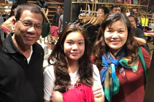 Du hí Hồng Kông không đúng lúc, ông Duterte hứng bão chỉ trích