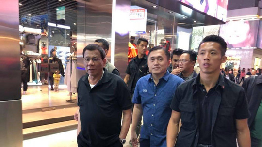 Du hí Hồng Kông không đúng lúc, ông Duterte hứng bão chỉ trích