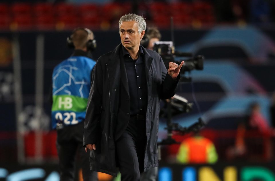 Mourinho bị FA sờ gáy vụ chửi tục vào máy quay