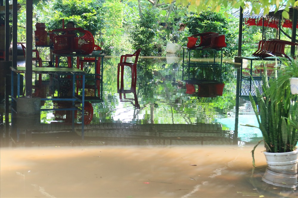 Chùm ảnh: Muôn kiểu chống ngập của người dân thủ phủ miền Tây