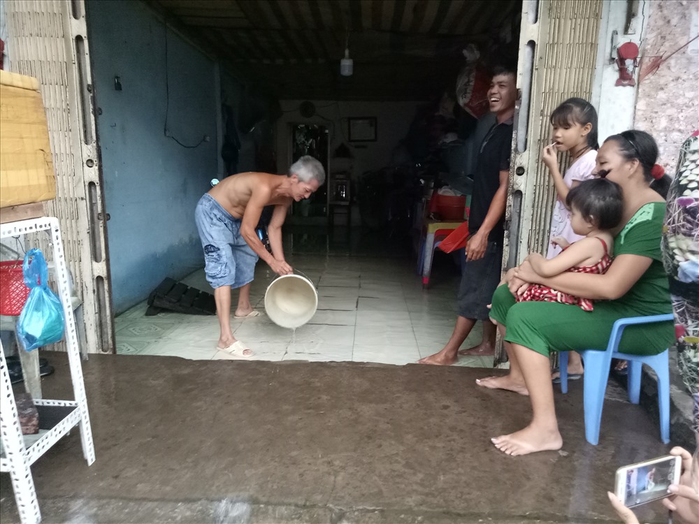 Chùm ảnh: Muôn kiểu chống ngập của người dân thủ phủ miền Tây