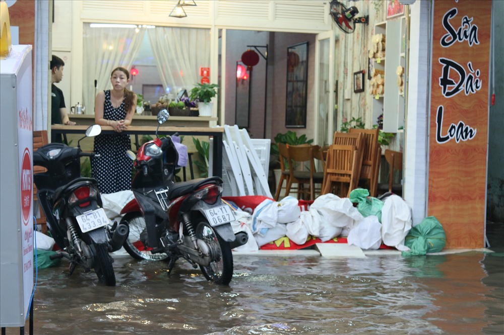 Chùm ảnh: Muôn kiểu chống ngập của người dân thủ phủ miền Tây
