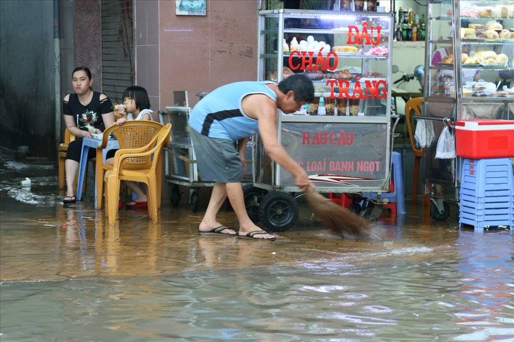 Chùm ảnh: Muôn kiểu chống ngập của người dân thủ phủ miền Tây