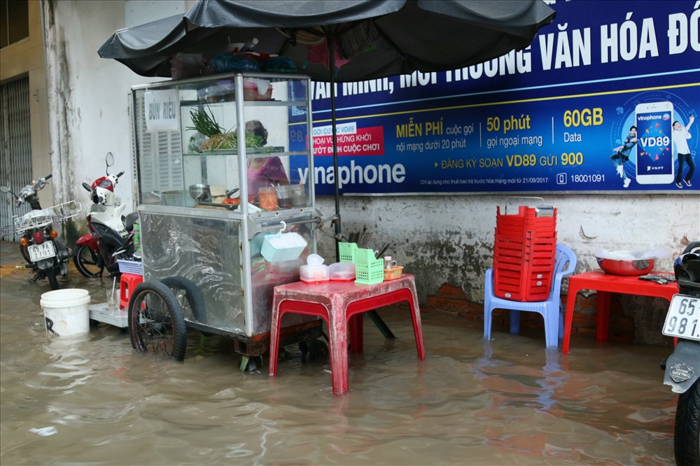 Chùm ảnh: Muôn kiểu chống ngập của người dân thủ phủ miền Tây
