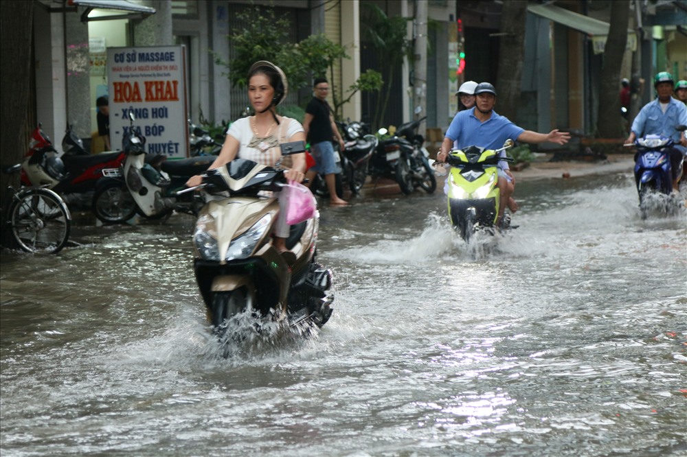 Chùm ảnh: Muôn kiểu chống ngập của người dân thủ phủ miền Tây