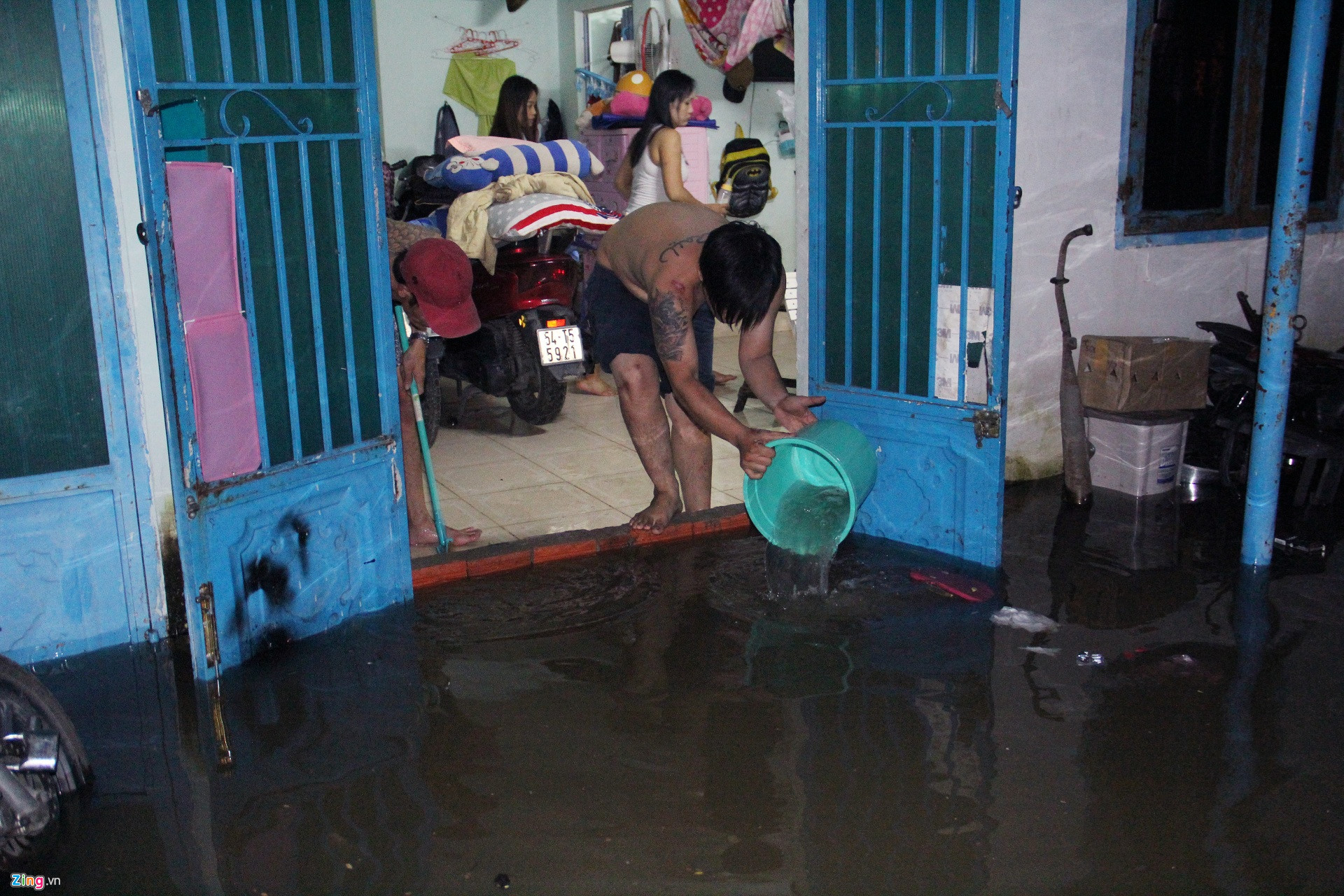 Người Sài Gòn mất ngủ, trắng đêm canh triều cường