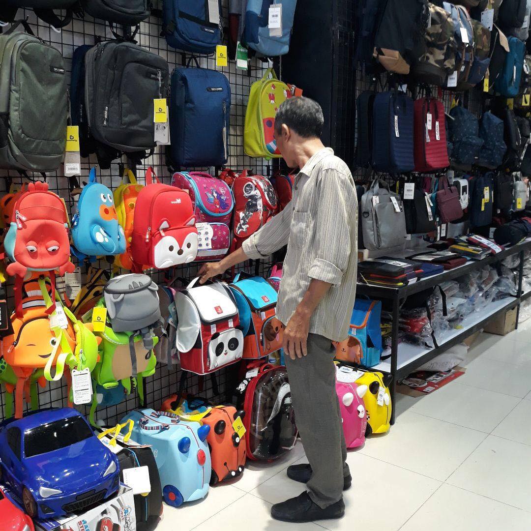 Xúc động người cha tay chân lấm lem đến mua balo rồi nhờ nhân viên viết thiệp gửi con gái từ hồi mẹ đi, ba biết con thiếu thốn nhiều…