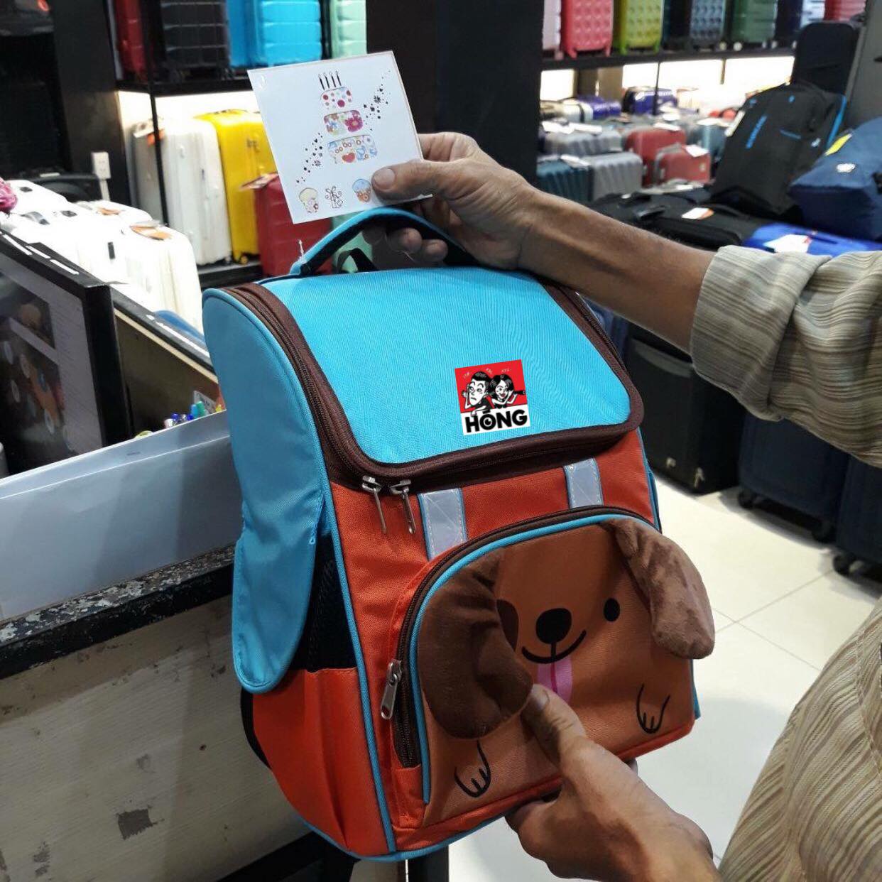 Xúc động người cha tay chân lấm lem đến mua balo rồi nhờ nhân viên viết thiệp gửi con gái từ hồi mẹ đi, ba biết con thiếu thốn nhiều…