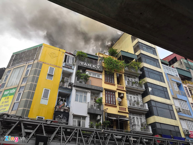 Cảnh sát điều xe thang chữa đám cháy quán karaoke 9 tầng