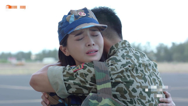 Phim Hậu Duệ Mặt Trời tập 11-12: Cuối cùng thì Đại úy cũng được hôn bác sĩ...trong nhà ăn