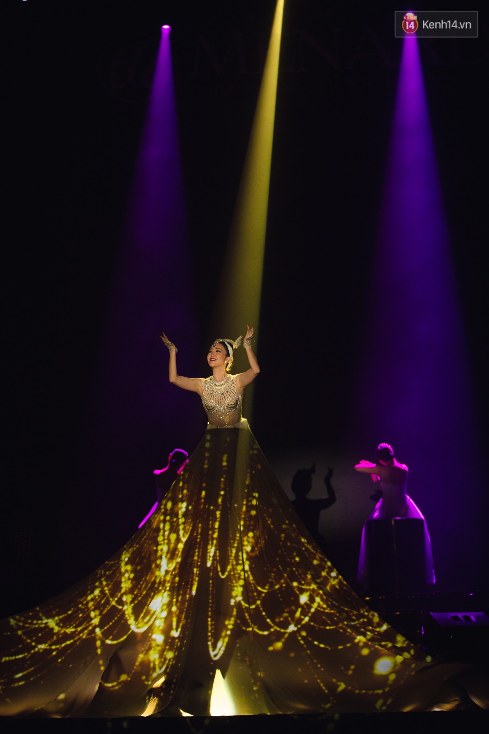 Linh Nga và Hoa hậu Hoàn vũ 2007 Riyo Mori phối hợp điêu luyện trên sân khấu Em Mơ chỉ sau 3 ngày luyện tập