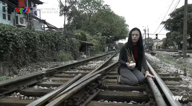 Phim Quỳnh Búp Bê tập 15: Vừa được hôn Quỳnh mãnh liệt, Cảnh đã bị tàu hỏa đâm chết Phim Quỳnh Búp Bê tập 15: Vừa được hôn Quỳnh mãnh liệt, Cảnh đã bị tàu hỏa đâm chết