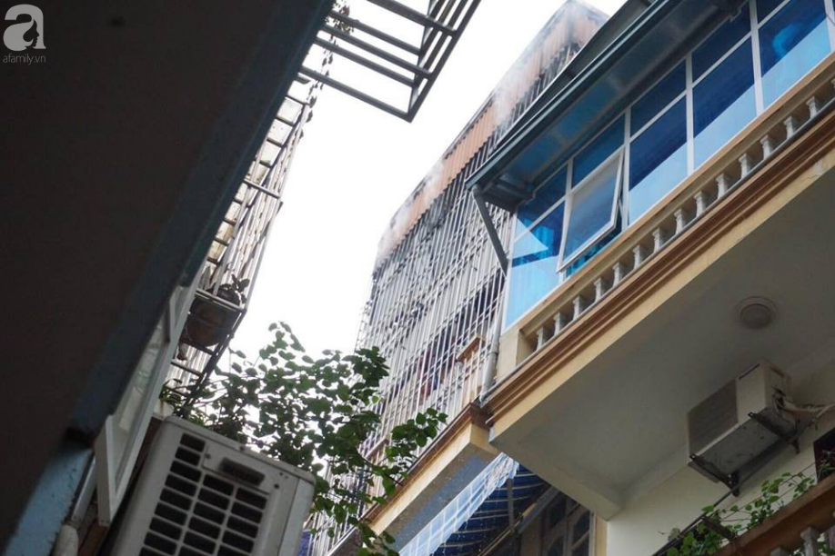 Hà Nội: Thắp hương cúng mùng 1, ngôi nhà trên phố Núi Trúc bốc cháy dữ dội