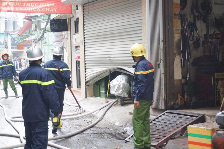 Hà Nội: Thắp hương cúng mùng 1, ngôi nhà trên phố Núi Trúc bốc cháy dữ dội