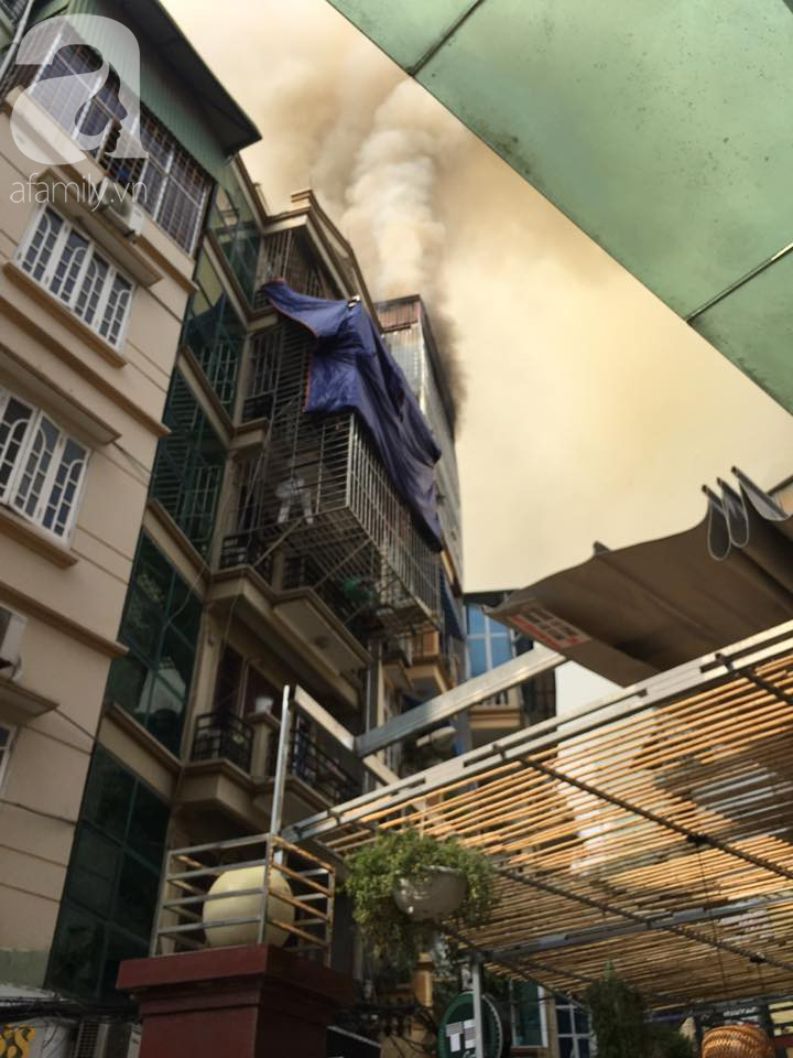 Hà Nội: Thắp hương cúng mùng 1, ngôi nhà trên phố Núi Trúc bốc cháy dữ dội