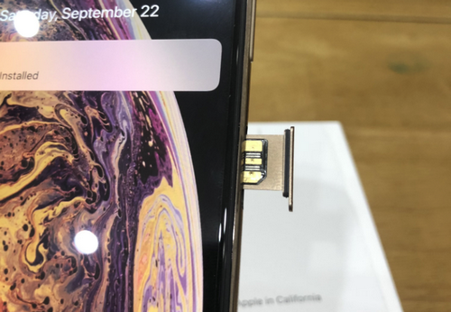 iPhone Xs khóa mạng hút khách nhờ đoạn mã thần thánh