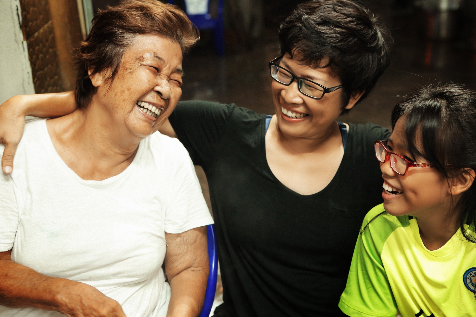 24 giờ của Tư: Bộ ảnh xúc động về người mẹ đơn thân chiến đấu với căn bệnh ung thư cùng cô con gái 12 tuổi