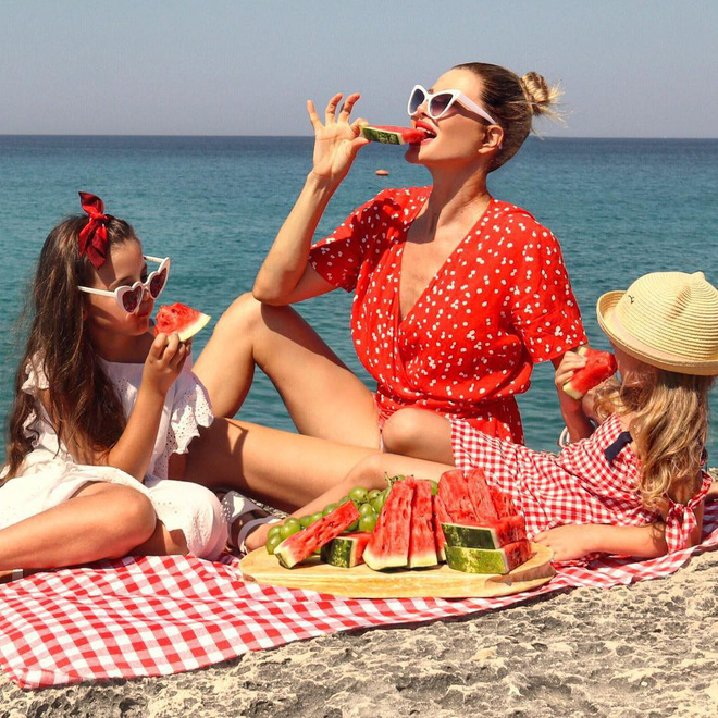 Bà ngoại U50 gây choáng MXH với vẻ ngoài trẻ trung, xinh đẹp bất chấp tuổi tác