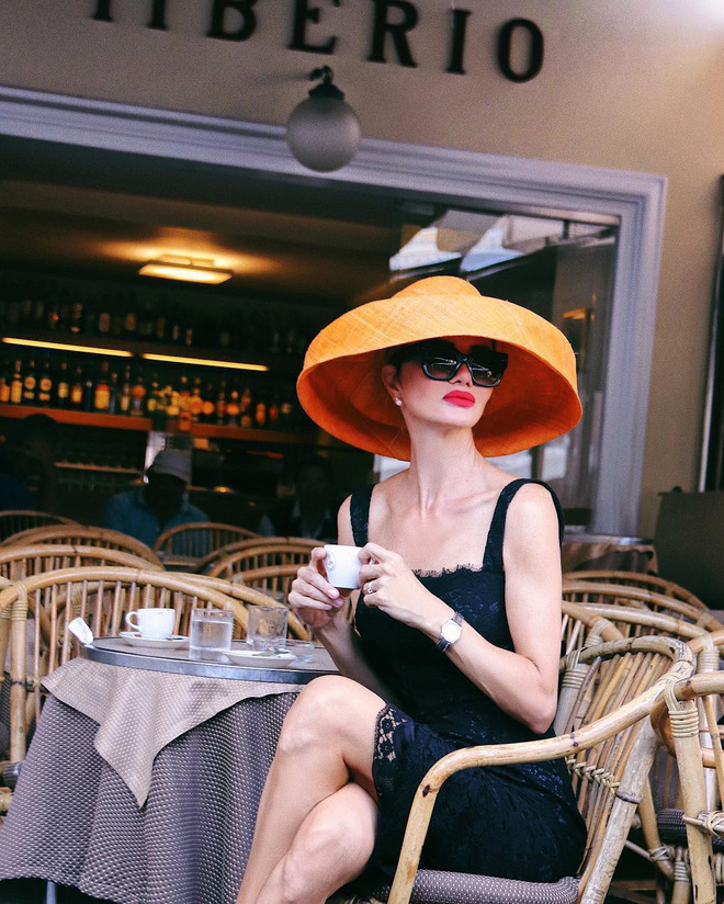 Bà ngoại U50 gây choáng MXH với vẻ ngoài trẻ trung, xinh đẹp bất chấp tuổi tác