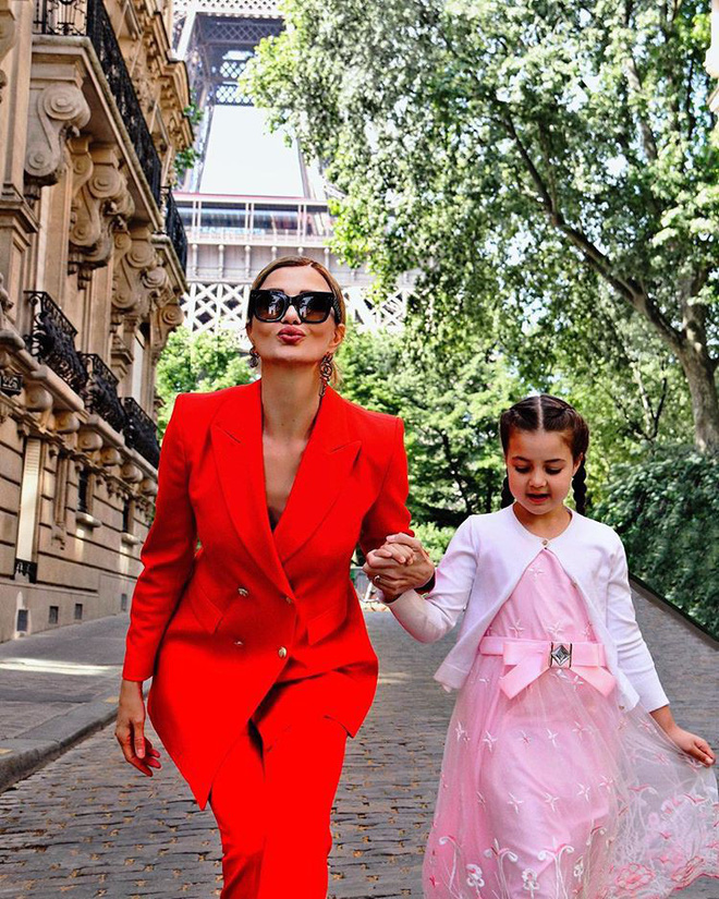 Bà ngoại U50 gây choáng MXH với vẻ ngoài trẻ trung, xinh đẹp bất chấp tuổi tác