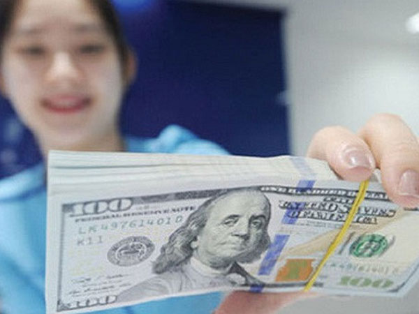 Các ngân hàng đồng loạt đẩy giá USD cao kịch trần