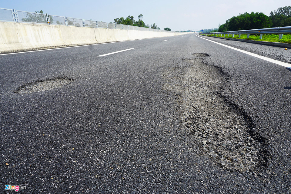 Ổ gà, ổ trâu chi chít trên cao tốc 34.000 tỷ Đà Nẵng - Quảng Ngãi