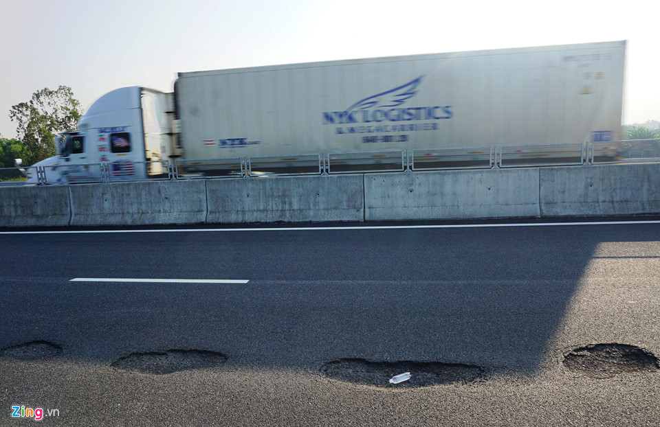 Ổ gà, ổ trâu chi chít trên cao tốc 34.000 tỷ Đà Nẵng - Quảng Ngãi