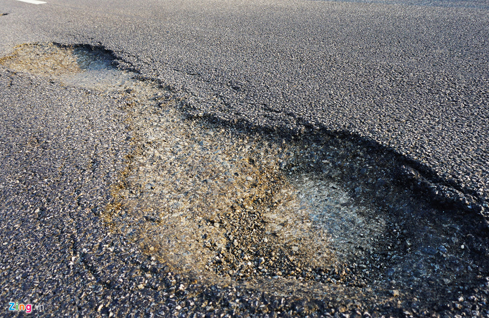 Ổ gà, ổ trâu chi chít trên cao tốc 34.000 tỷ Đà Nẵng - Quảng Ngãi