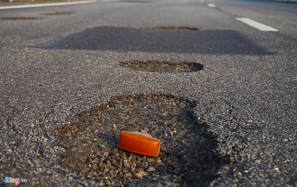 Ổ gà, ổ trâu chi chít trên cao tốc 34.000 tỷ Đà Nẵng - Quảng Ngãi