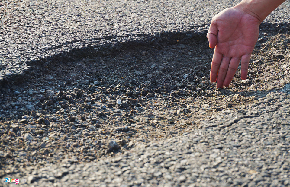 Ổ gà, ổ trâu chi chít trên cao tốc 34.000 tỷ Đà Nẵng - Quảng Ngãi