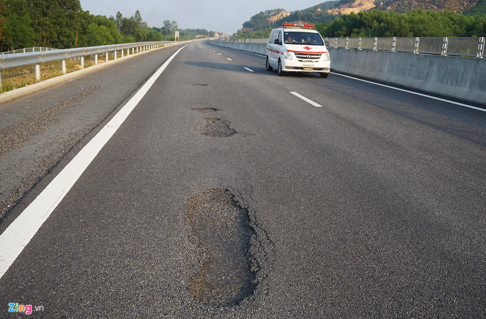 Ổ gà, ổ trâu chi chít trên cao tốc 34.000 tỷ Đà Nẵng - Quảng Ngãi