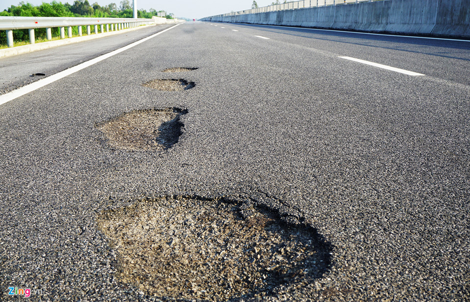 Ổ gà, ổ trâu chi chít trên cao tốc 34.000 tỷ Đà Nẵng - Quảng Ngãi