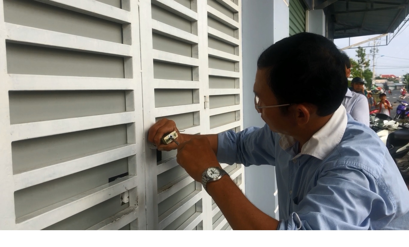 Bị kiểm tra bất ngờ, nhân viên công ty mỹ phẩm khóa cửa, đuổi công an ra ngoài