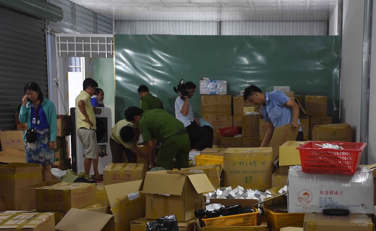 Bị kiểm tra bất ngờ, nhân viên công ty mỹ phẩm khóa cửa, đuổi công an ra ngoài