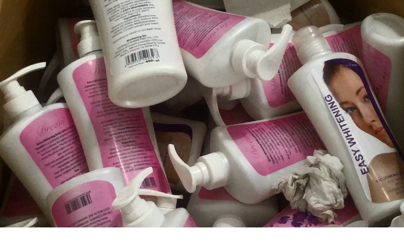 Bị kiểm tra bất ngờ, nhân viên công ty mỹ phẩm khóa cửa, đuổi công an ra ngoài