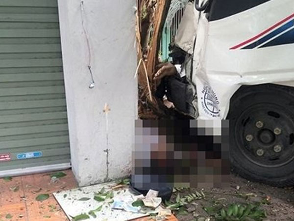 Đứng chờ xe buýt, một phụ nữ bị xe tải đâm tử vong