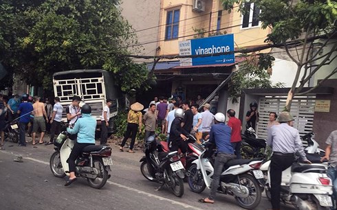 Đứng chờ xe buýt, một phụ nữ bị xe tải đâm tử vong