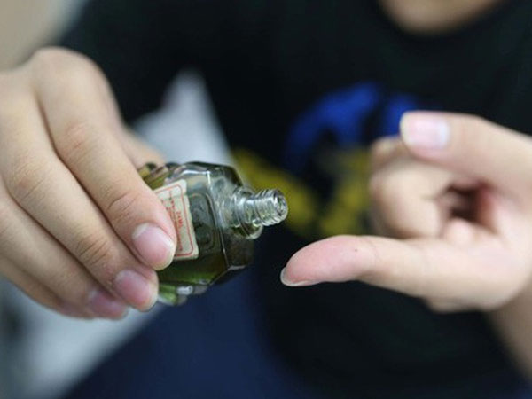 Cho người lạ thoa dầu, chủ nhà mất sạch tài sản trên người