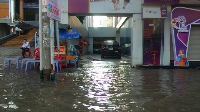 Triều cường dâng cao, cá bơi trên đường ở Cần Thơ