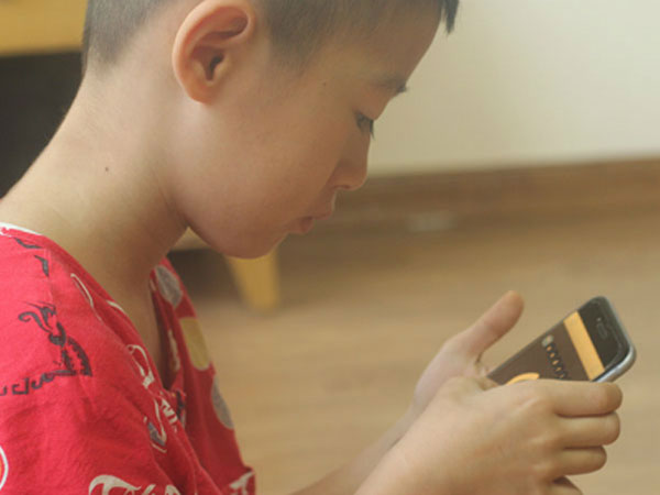 Tự hào vì con thạo tiếng Anh hơn tiếng Việt, bố mẹ tá hỏa vì trẻ có vấn đề