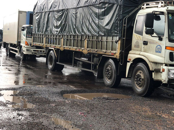 Quốc lộ 1 như... tấm áo rách!