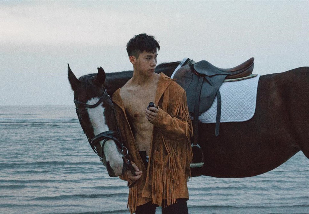 Chủ shop hoa bị nhầm là Idol vì đã điển trai lại còn có cơ bụng 6 múi