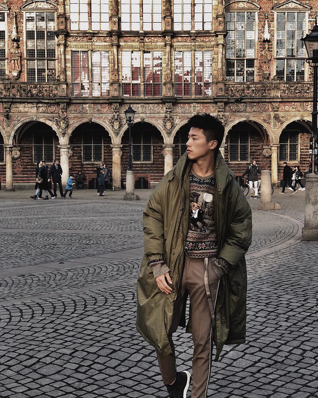 Chủ shop hoa bị nhầm là Idol vì đã điển trai lại còn có cơ bụng 6 múi