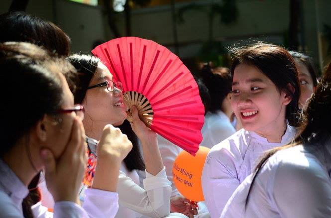 Vô tình chụp trúng gái xinh không chỉ mà 1 mà đến 2 lần, chàng trai có thêm em gái mưa đúng nghĩa đen