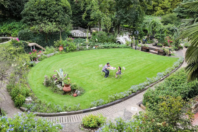 Khu vườn rộng 5000m² đẹp như cổ tích được cải tạo từ bãi đất hoang của người đàn ông 70 tuổi