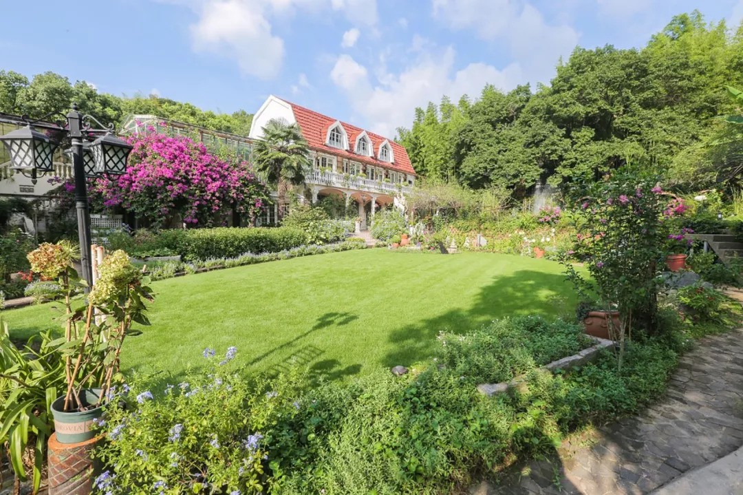 Khu vườn rộng 5000m² đẹp như cổ tích được cải tạo từ bãi đất hoang của người đàn ông 70 tuổi